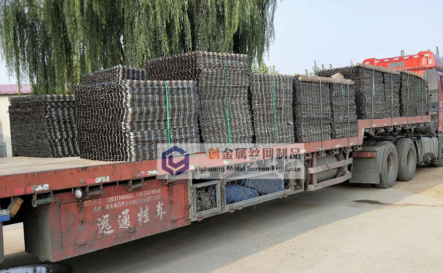 重庆广西李经理订购的电厂龟甲网装车完毕，等待发货中
