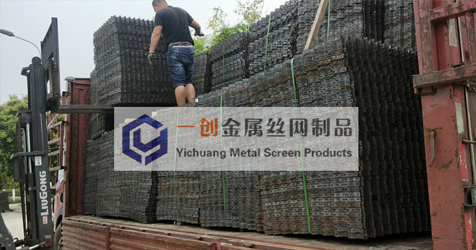安徽河南安阳张总订购的碳钢龟甲网生产完毕，装车发货